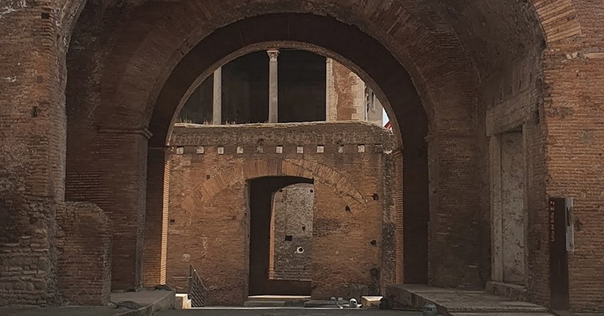 Il tratto sud della via Biberatica: dall’Arcone al Palazzo del Grillo