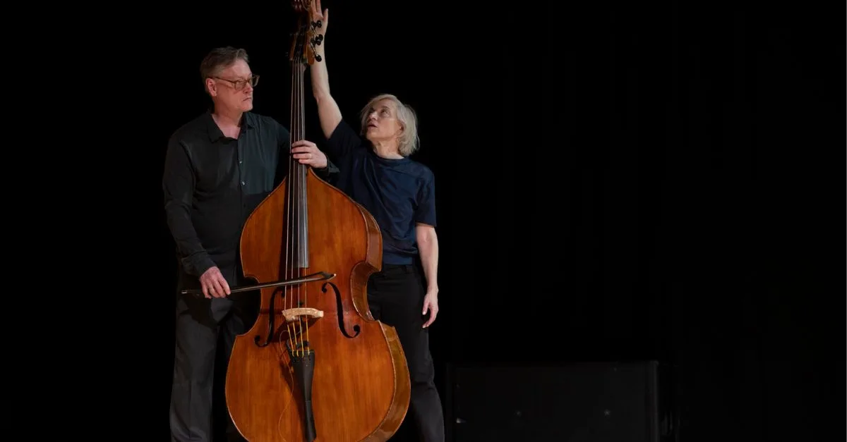 Meg Stuart & Doug Weiss con Mariana Carvalho – All the Way Around Meg Stuart & Doug Weiss con Mariana Carvalho – All the Way Around