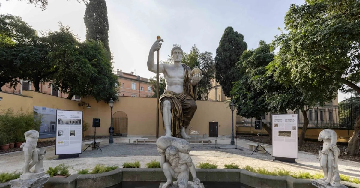 Ai Musei Capitolini, nel giardino di Villa Caffarelli, l’imponente ricostruzione, in dimensioni reali, del Colosso di Costantino