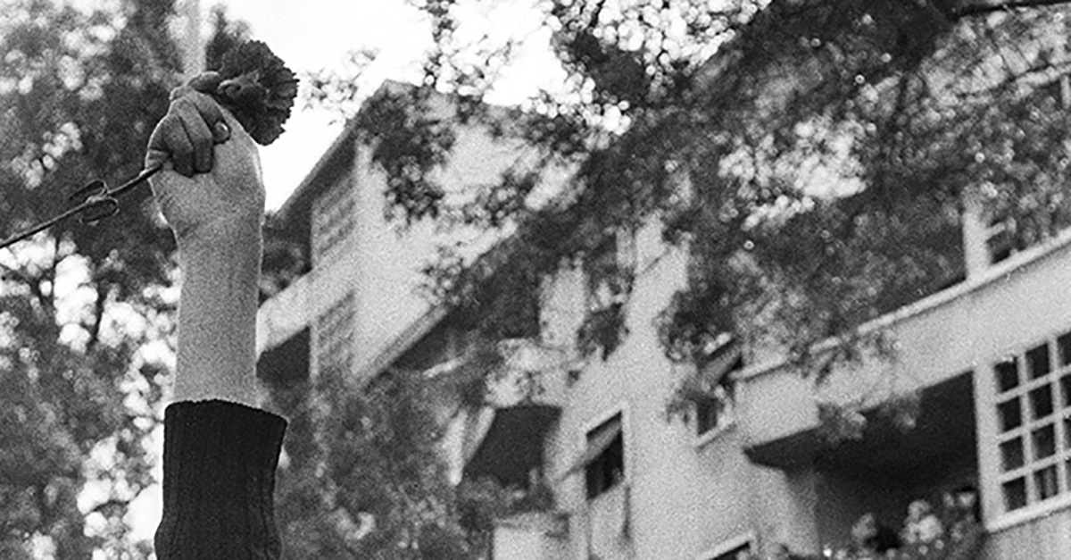 L’ALBA CHE ASPETTAVO. PORTOGALLO, 25 APRILE 1974 – IMMAGINI DI UNA RIVOLUZIONE L’ALBA CHE ASPETTAVO. PORTOGALLO, 25 APRILE 1974 – IMMAGINI DI UNA RIVOLUZIONE