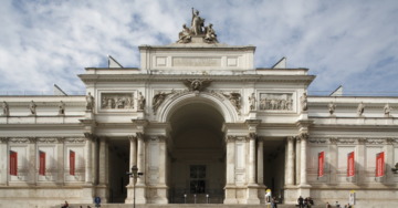 Quest’anno il lupo fissa negli occhi l’uomo