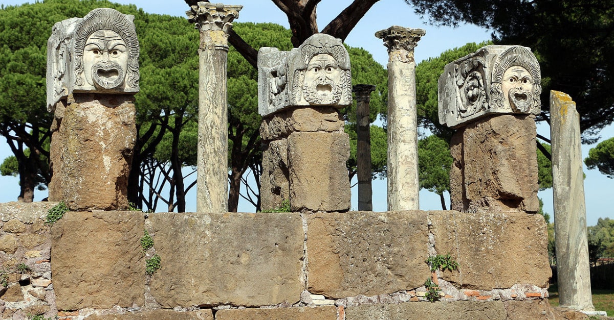 Il Teatro Antico fuori e dentro le Domus