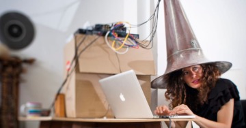 Lei ricalibra / She recalibrates